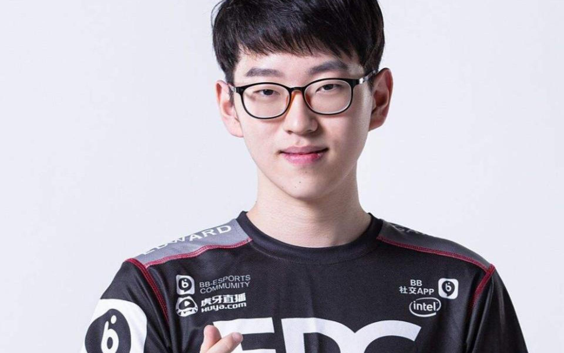 开云应用包含Scout回归赛场，赛事规则更新首场状态亮眼，独行侠观众沸腾！的词条