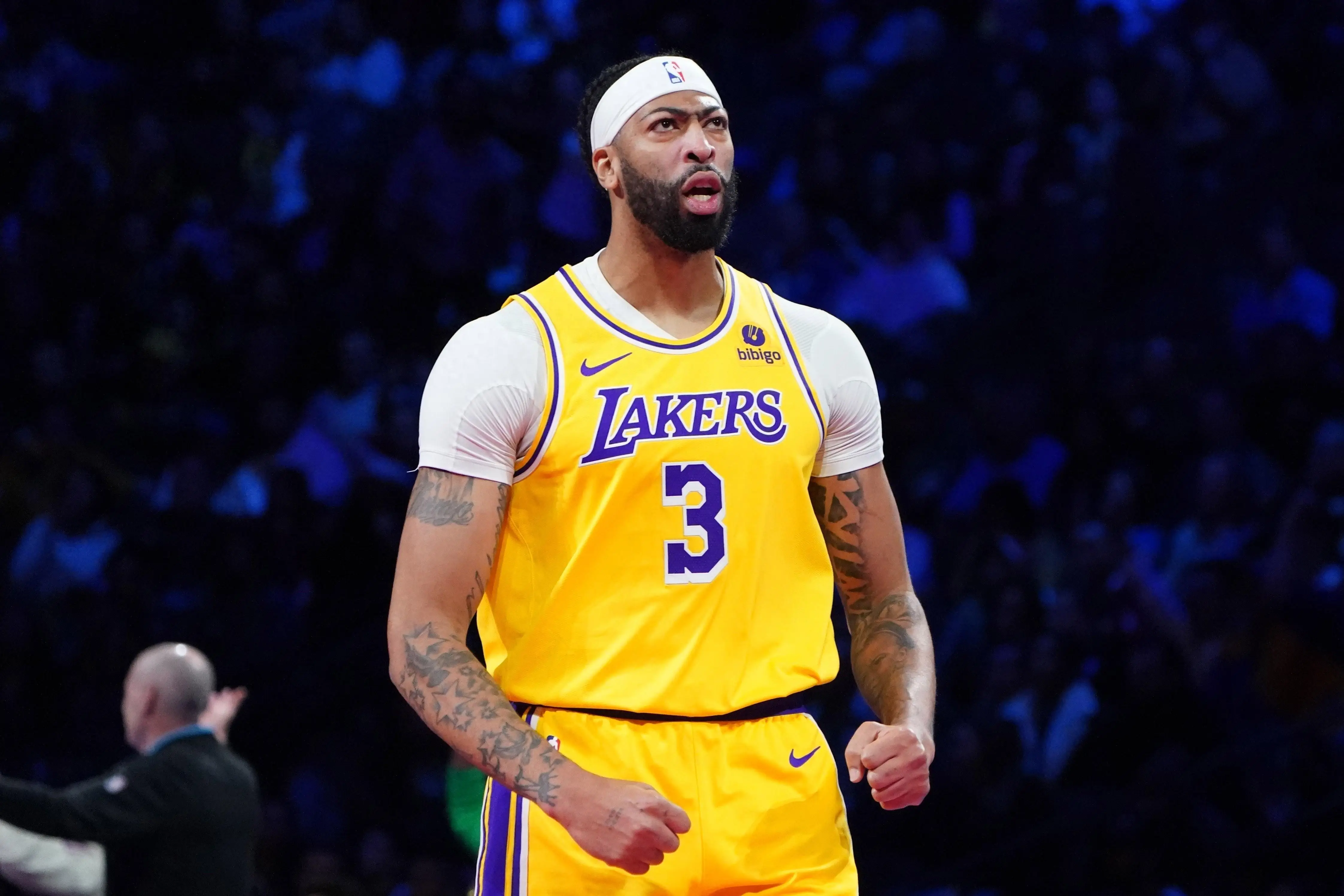 浓眉哥回归赛场，战术调整首场状态亮眼，SKT观众沸腾！的简单介绍