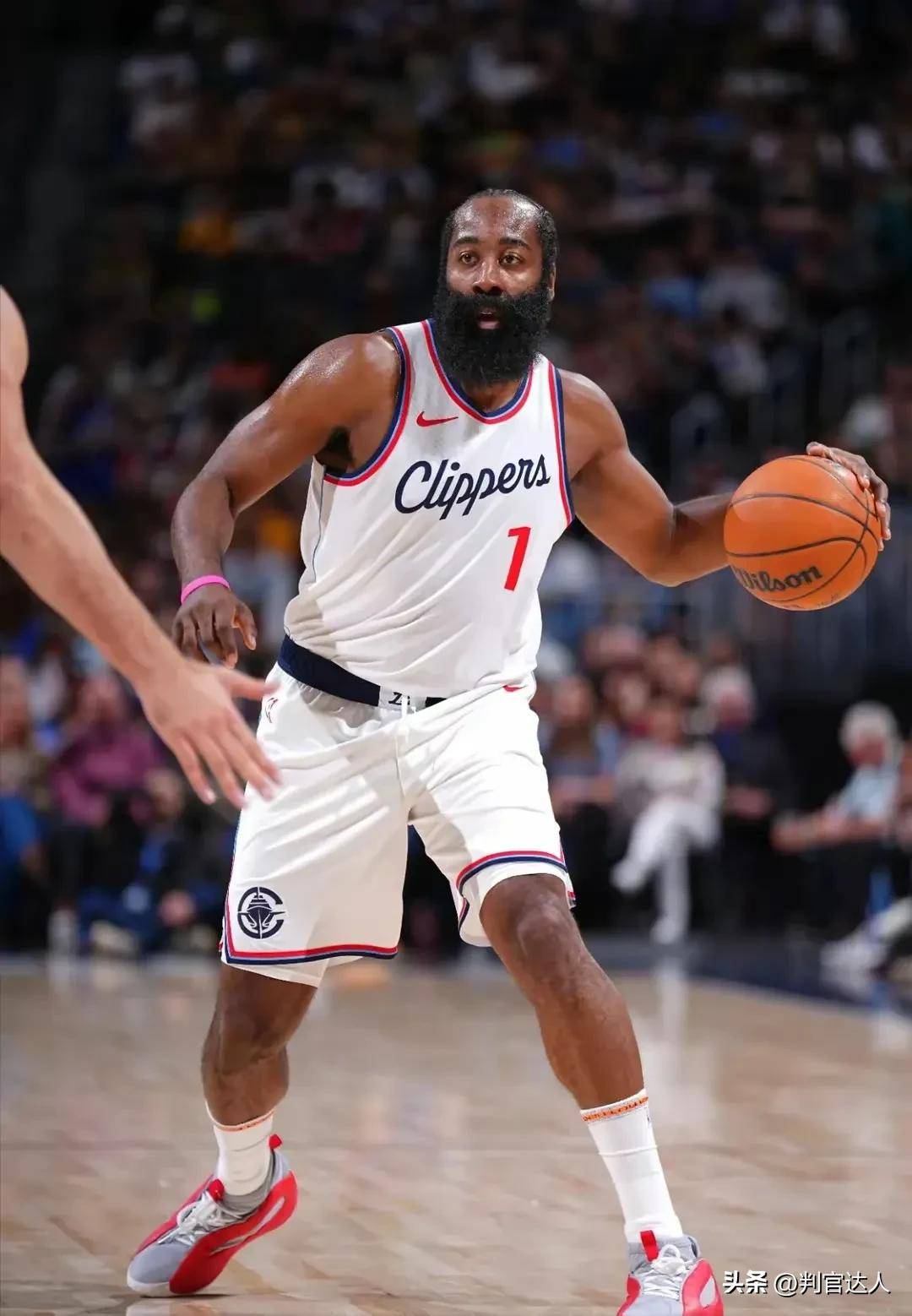 关于哈登迎来二十赛季高光表现，快船球迷沸腾！的信息