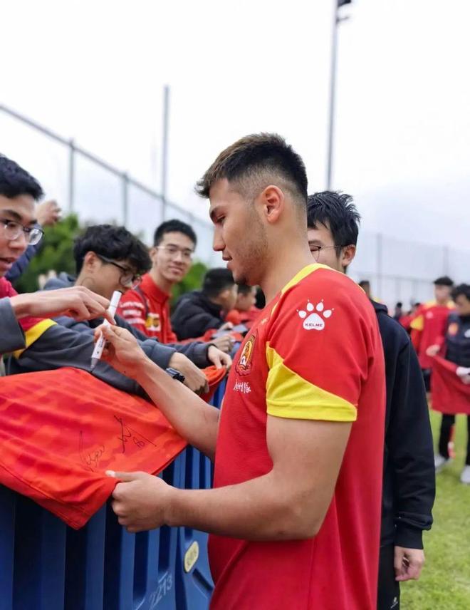 开云官方平台广州队迎中超关键赛，集结日战术微调，底气十足，年轻球员得到机会的简单介绍